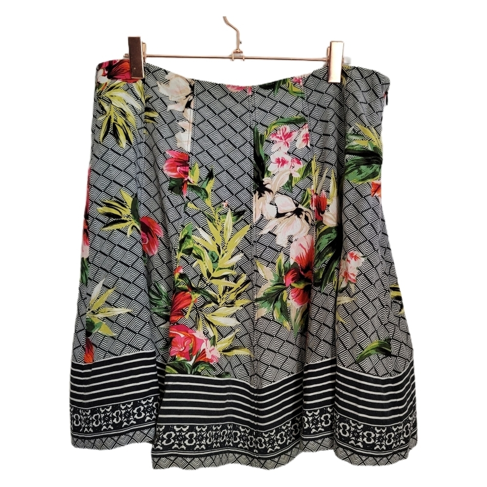 White House Black Market Skirt Size 6 Black Floral Skate Skirt